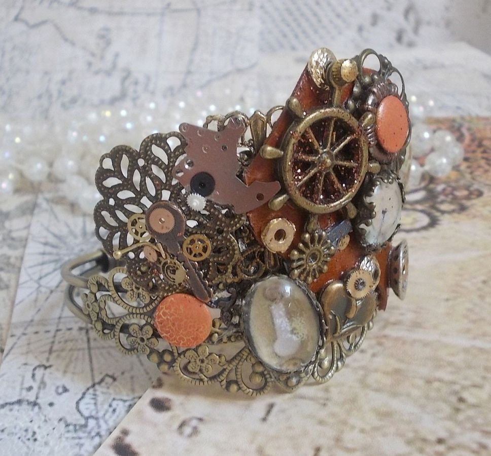 Armband L'élégante du Temps skapat med kuggar, stämplar, skruvar, bultar, klockmekanismer och andra material.