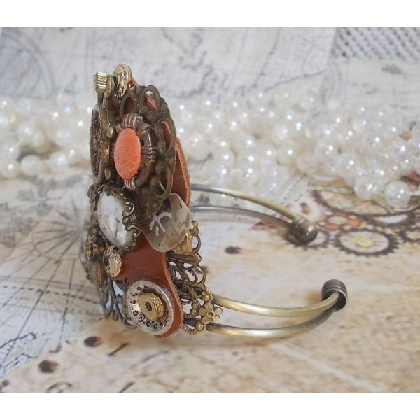 Armband L'&eacute;l&eacute;gante du Temps skapat med kuggar, st&auml;mplar, skruvar, bultar, klockmekanismer och andra material.