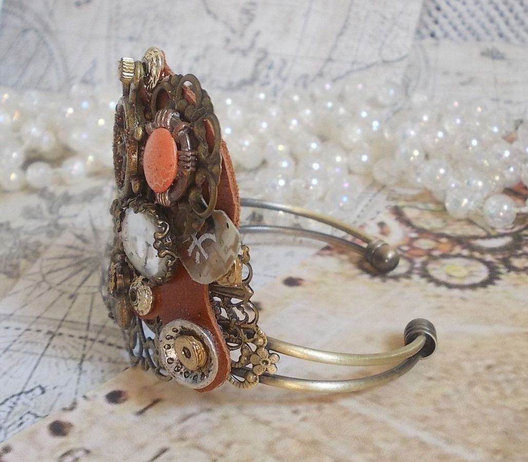 Armband L'élégante du Temps skapat med kuggar, stämplar, skruvar, bultar, klockmekanismer och andra material.