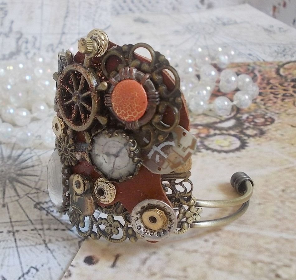 Armband L'élégante du Temps skapat med kuggar, stämplar, skruvar, bultar, klockmekanismer och andra material.