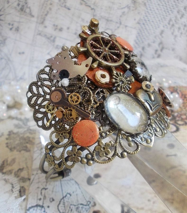 Armband L'élégante du Temps skapat med kuggar, stämplar, skruvar, bultar, klockmekanismer och andra material.