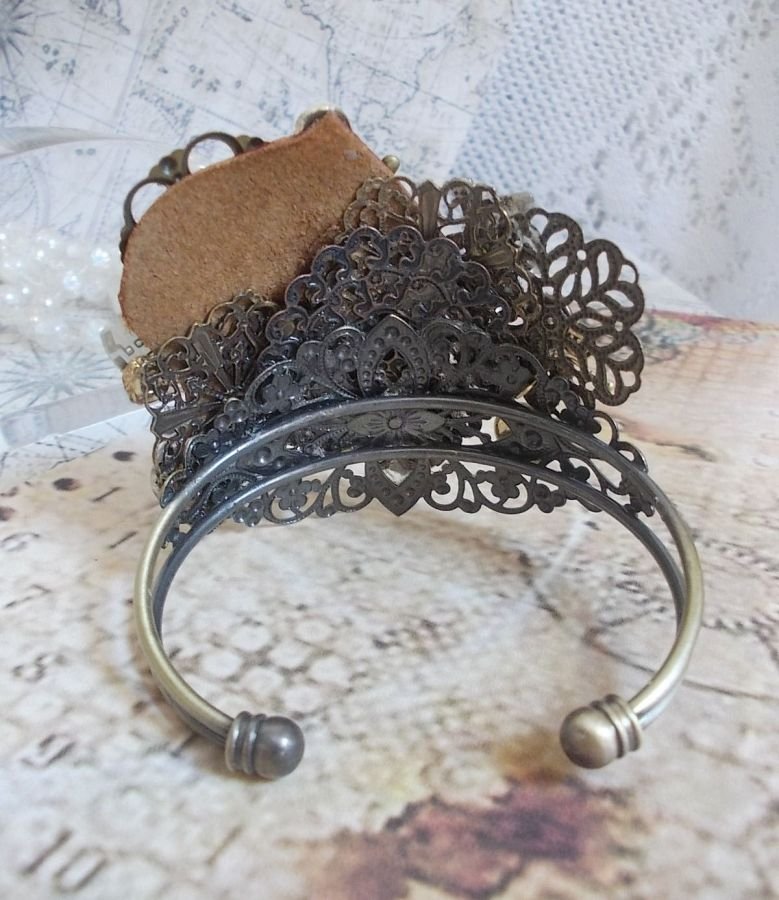 Armband L'élégante du Temps skapat med kuggar, stämplar, skruvar, bultar, klockmekanismer och andra material.