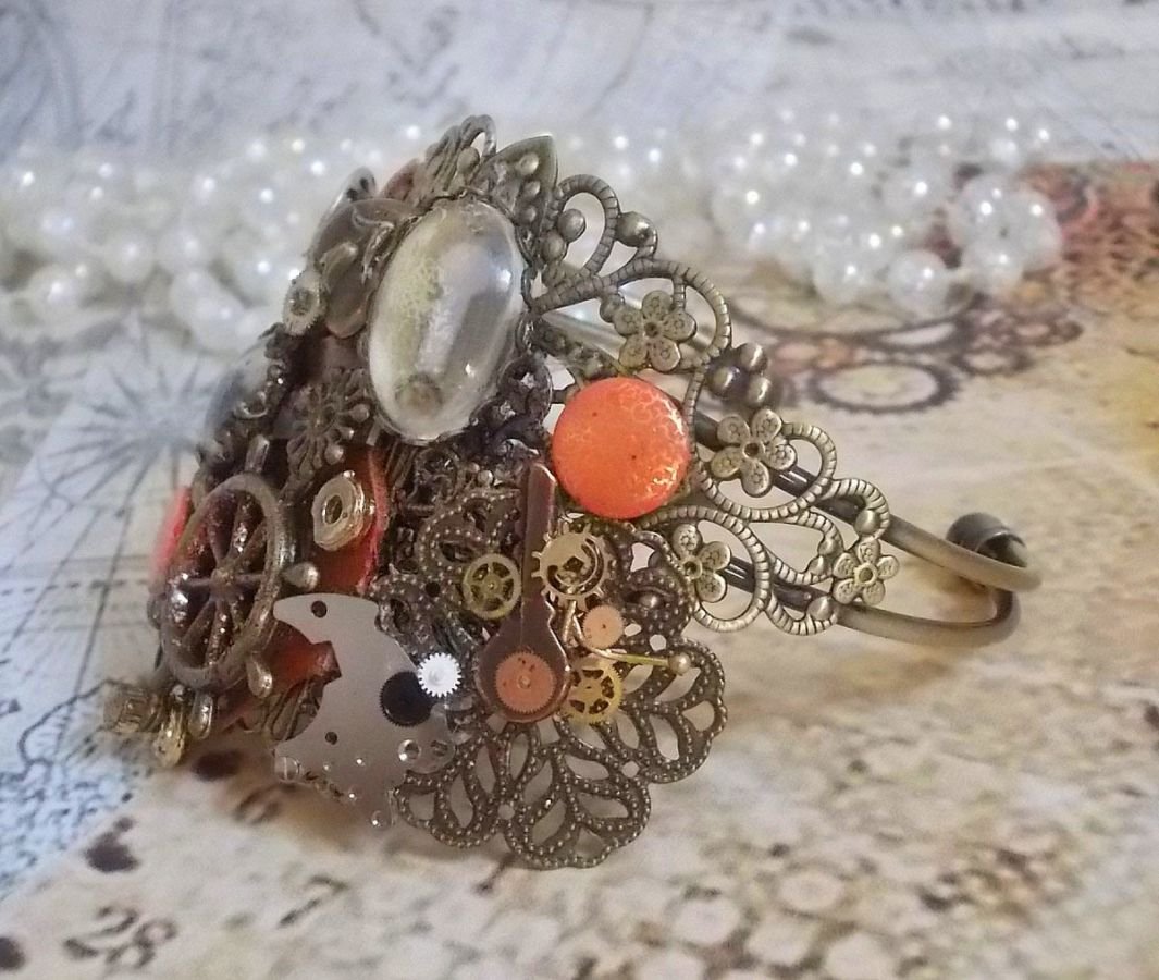 Armband L'élégante du Temps skapat med kuggar, stämplar, skruvar, bultar, klockmekanismer och andra material.