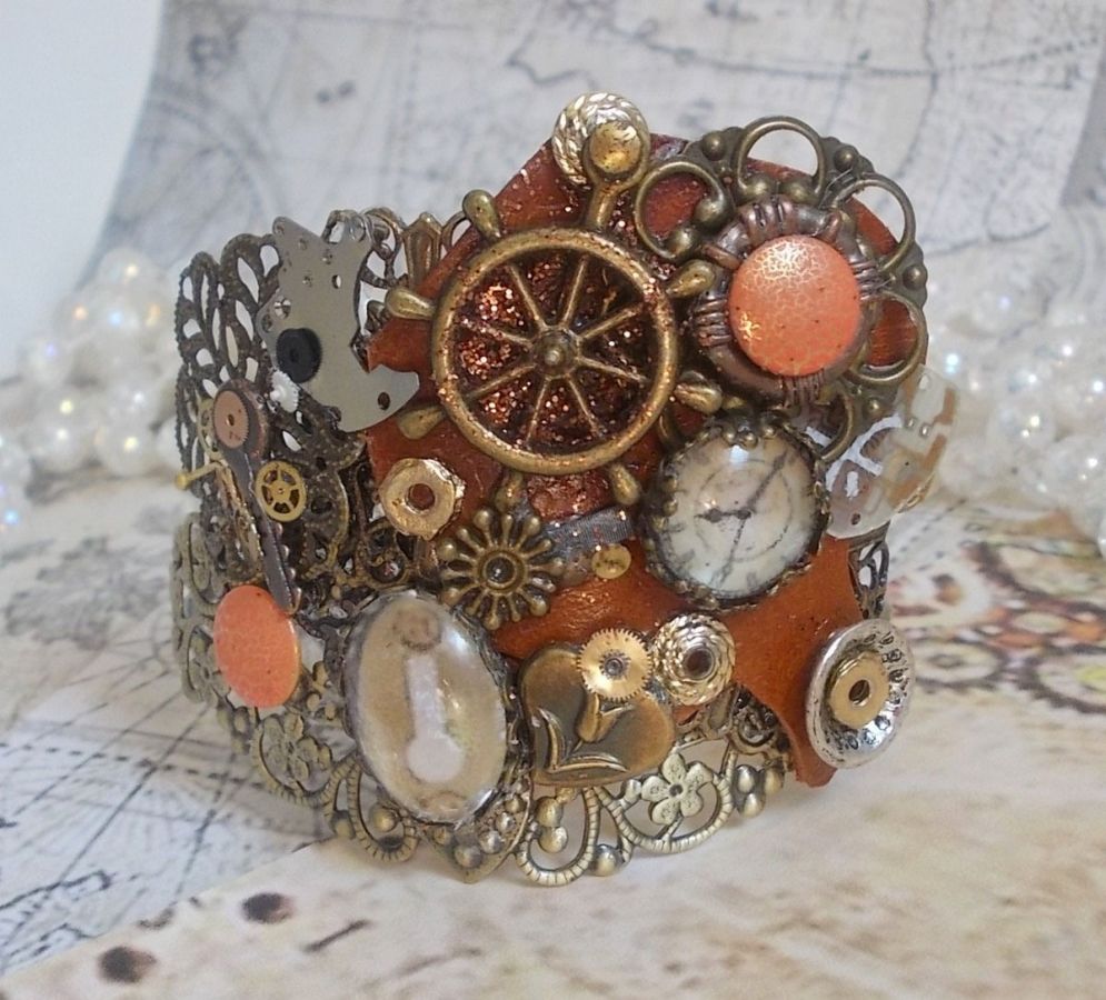 Armband L'élégante du Temps skapat med kuggar, stämplar, skruvar, bultar, klockmekanismer och andra material.