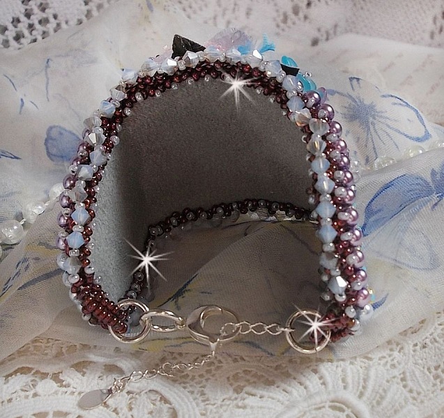 Bracelet manchette Mademoiselle Bluse Haute-Couture brod&eacute; avec des Cristaux de Swarovski, des fleurs en verre de boh&egrave;me, de l'Argent 925/1000, de la dentelle  et des rocailles
