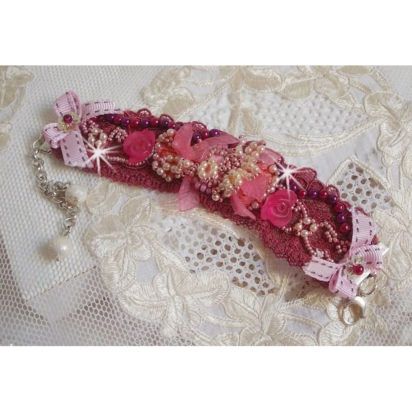 Bracelet Magnolia avec une dentelle bordeaux brodée avec des perles nacrées et fleurs