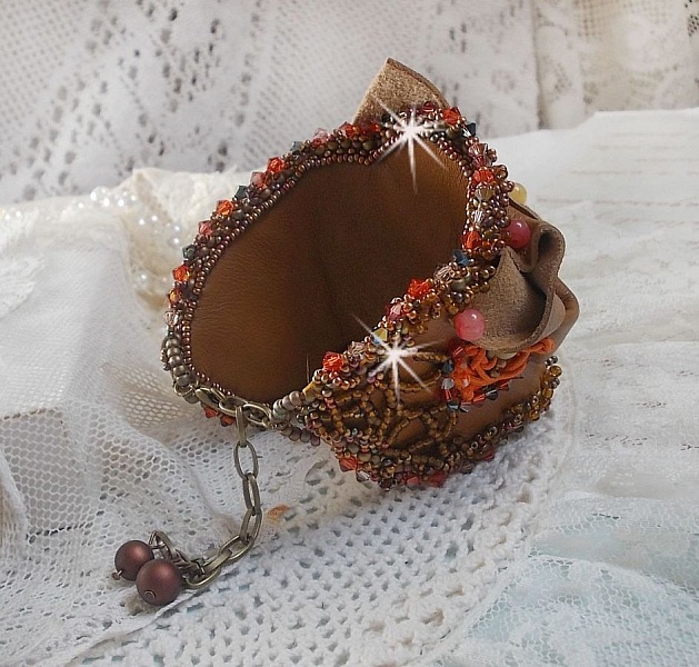 Bracelet manchette Amber Romance brod&eacute; avec du cuir vachette tr&egrave;s souple, des perles semi-pr&eacute;cieuses comme la Citrine, l' Agate et des rocailles