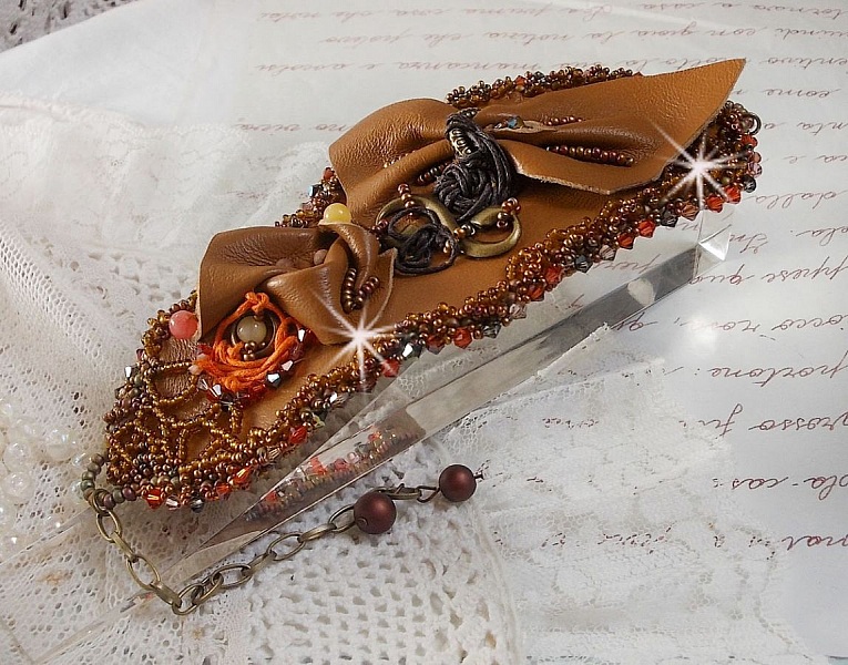 Bracelet manchette Amber Romance brod&eacute; avec du cuir vachette tr&egrave;s souple, des perles semi-pr&eacute;cieuses comme la Citrine, l' Agate et des rocailles
