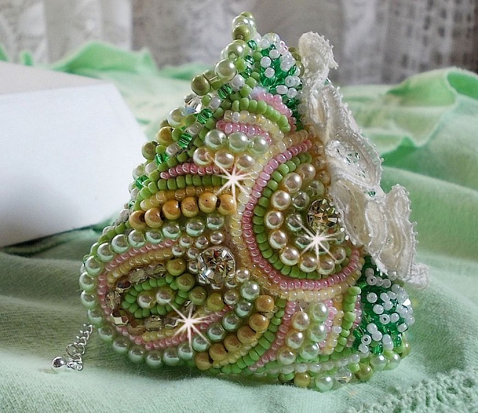 Bracelet manchette Anisse haute-Couture brod&eacute; avec un cabochon portrait de femme cr&eacute;e par mes soins, des perles de Swarovski, des rocailles.