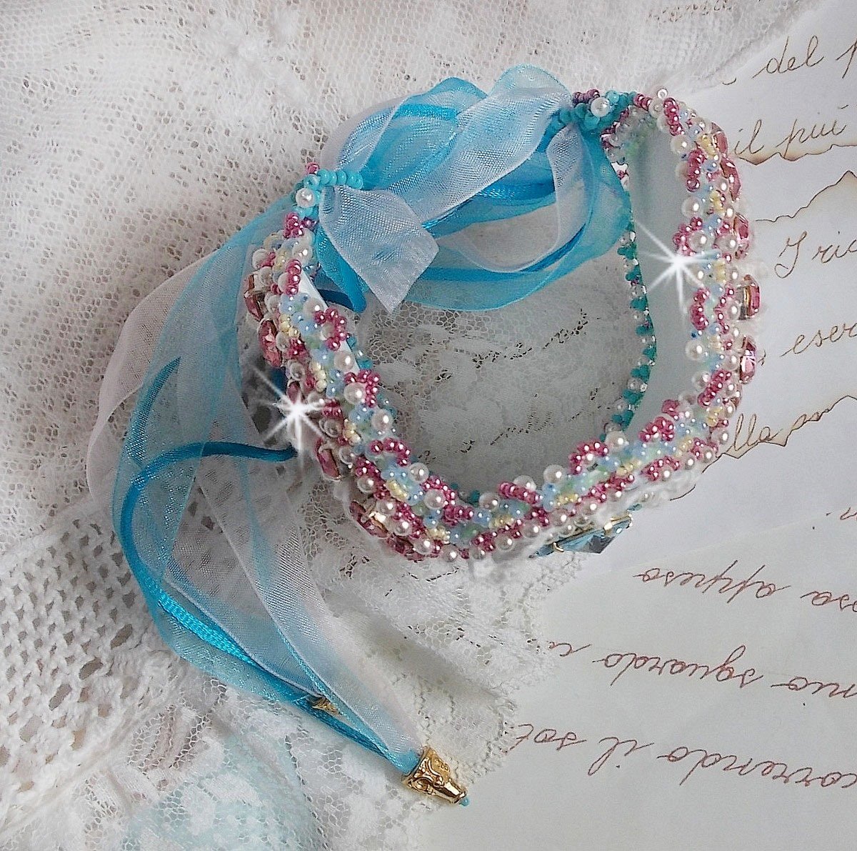Armband Beauty Alicia Blue Haute-Couture manschett broderad med Swarovski-kristaller, fina vita spetsar och fröpärlor.