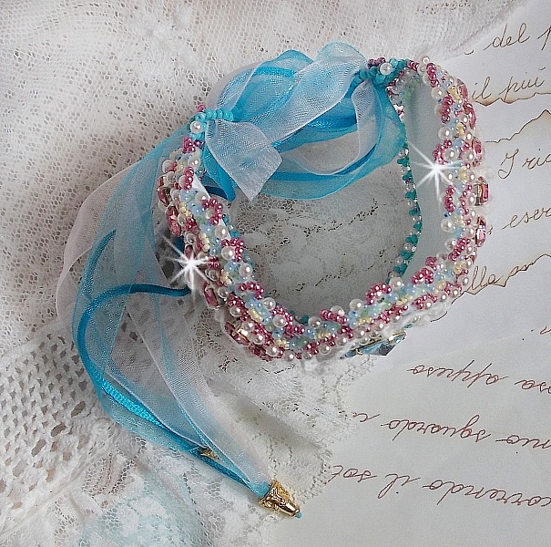 Armband Beauty Alicia Blue Haute-Couture manschett broderad med Swarovski-kristaller, fina vita spetsar och fr&ouml;p&auml;rlor.