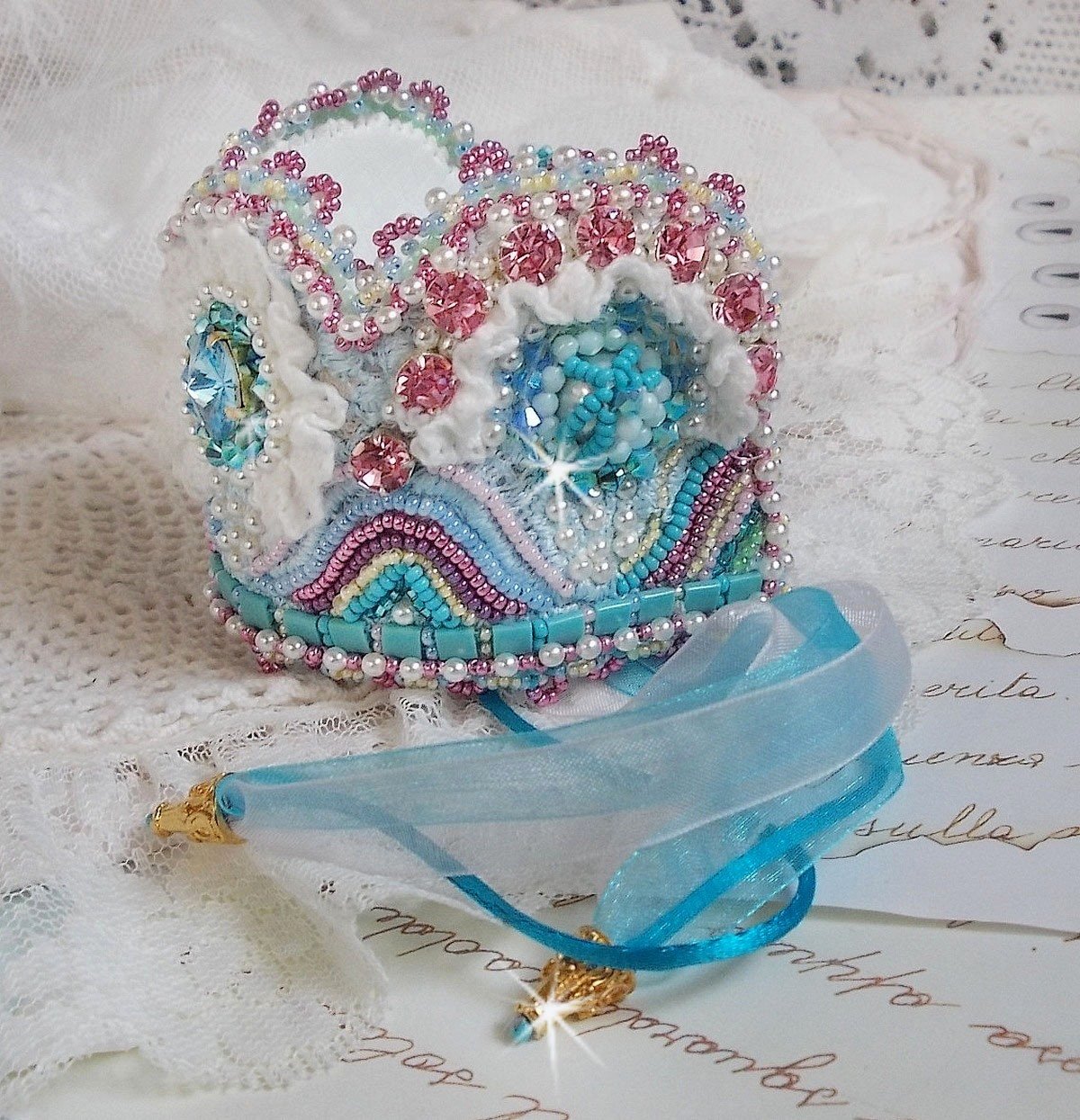 Armband Beauty Alicia Blue Haute-Couture manschett broderad med Swarovski-kristaller, fina vita spetsar och fröpärlor.