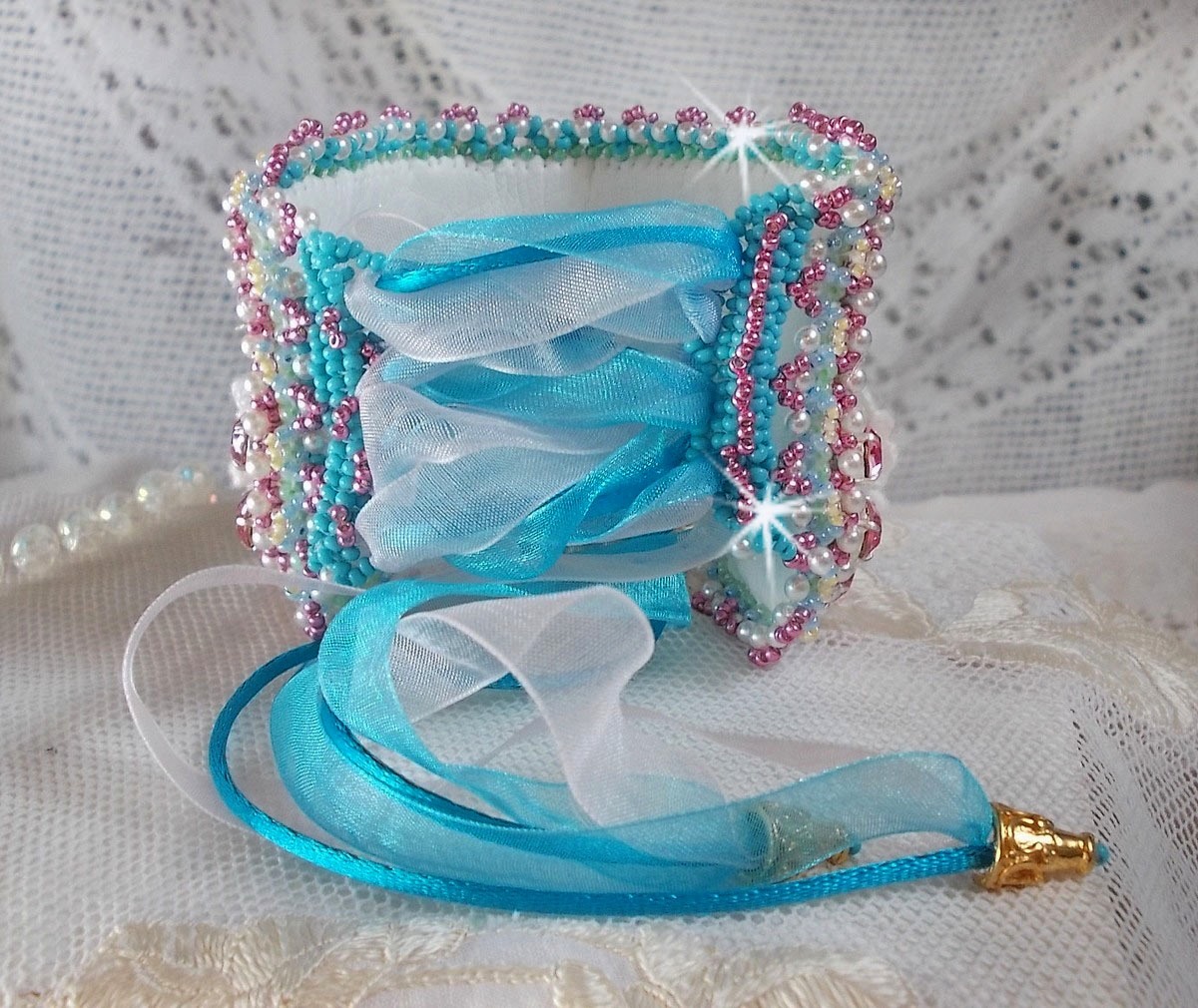 Armband Beauty Alicia Blue Haute-Couture manschett broderad med Swarovski-kristaller, fina vita spetsar och fröpärlor.