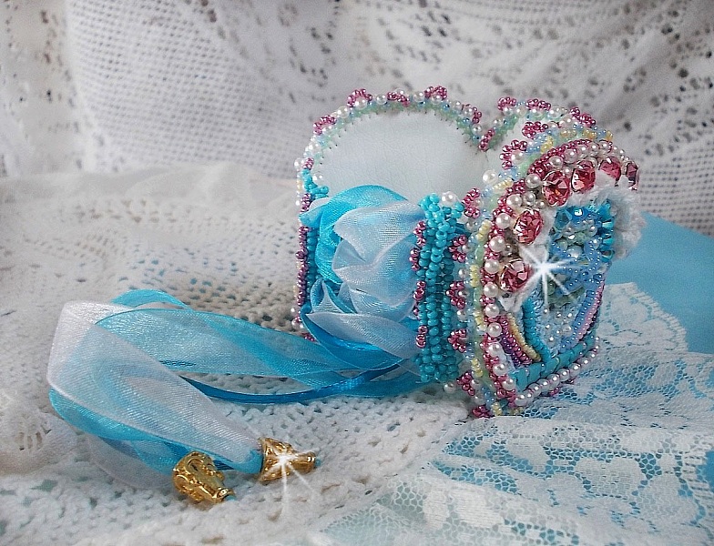 Armband Beauty Alicia Blue Haute-Couture manschett broderad med Swarovski-kristaller, fina vita spetsar och fr&ouml;p&auml;rlor.