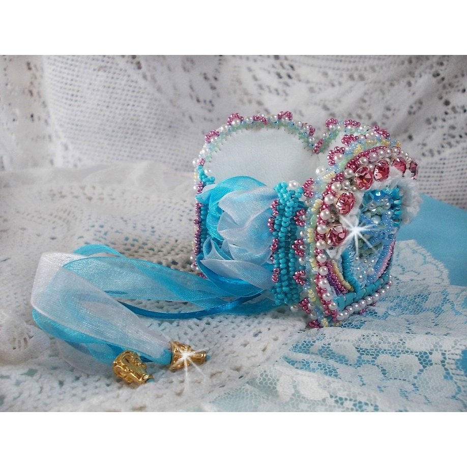Armband Beauty Alicia Blue Haute-Couture manschett broderad med Swarovski-kristaller, fina vita spetsar och fröpärlor.