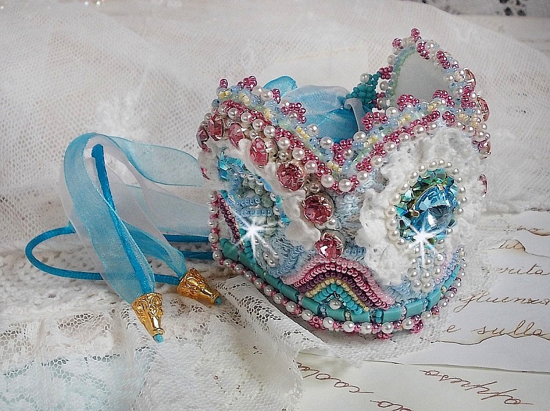 Armband Beauty Alicia Blue Haute-Couture manschett broderad med Swarovski-kristaller, fina vita spetsar och fr&ouml;p&auml;rlor.