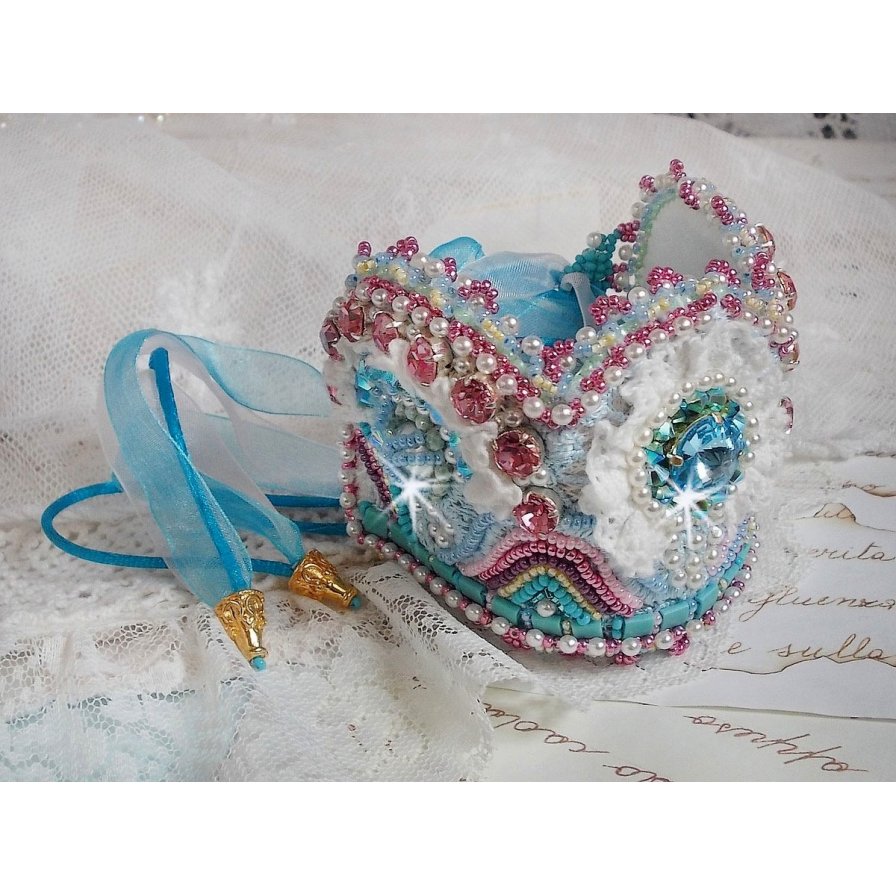 Armband Beauty Alicia Blue Haute-Couture manschett broderad med Swarovski-kristaller, fina vita spetsar och fröpärlor.