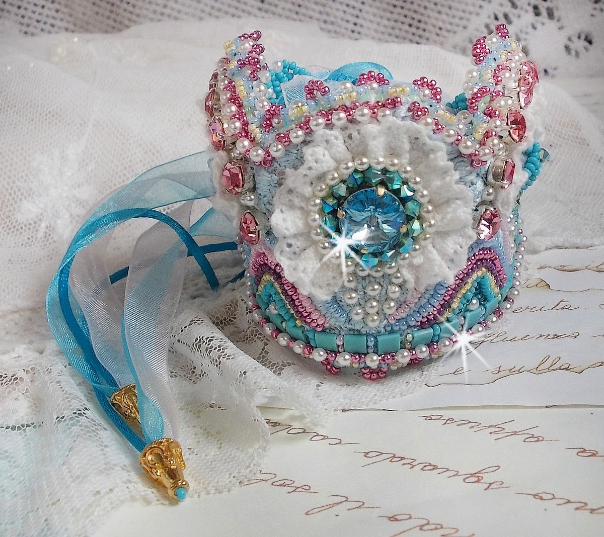 Armband Beauty Alicia Blue Haute-Couture manschett broderad med Swarovski-kristaller, fina vita spetsar och fröpärlor.