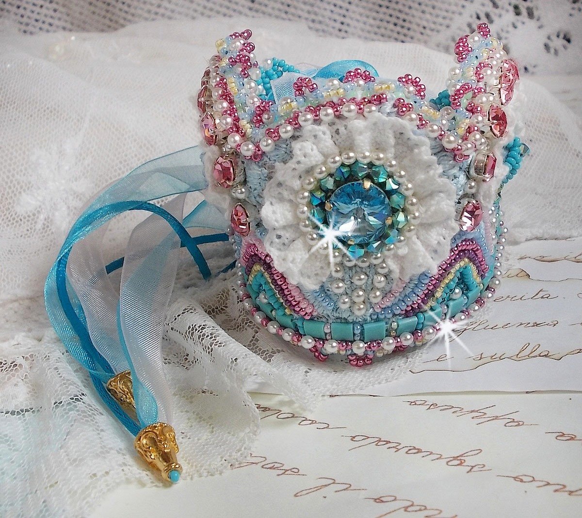 Armband Beauty Alicia Blue Haute-Couture manschett broderad med Swarovski-kristaller, fina vita spetsar och fröpärlor.