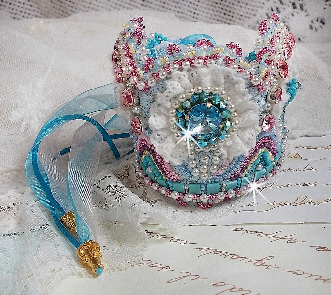 Armband Beauty Alicia Blue Haute-Couture manschett broderad med Swarovski-kristaller, fina vita spetsar och fr&ouml;p&auml;rlor.