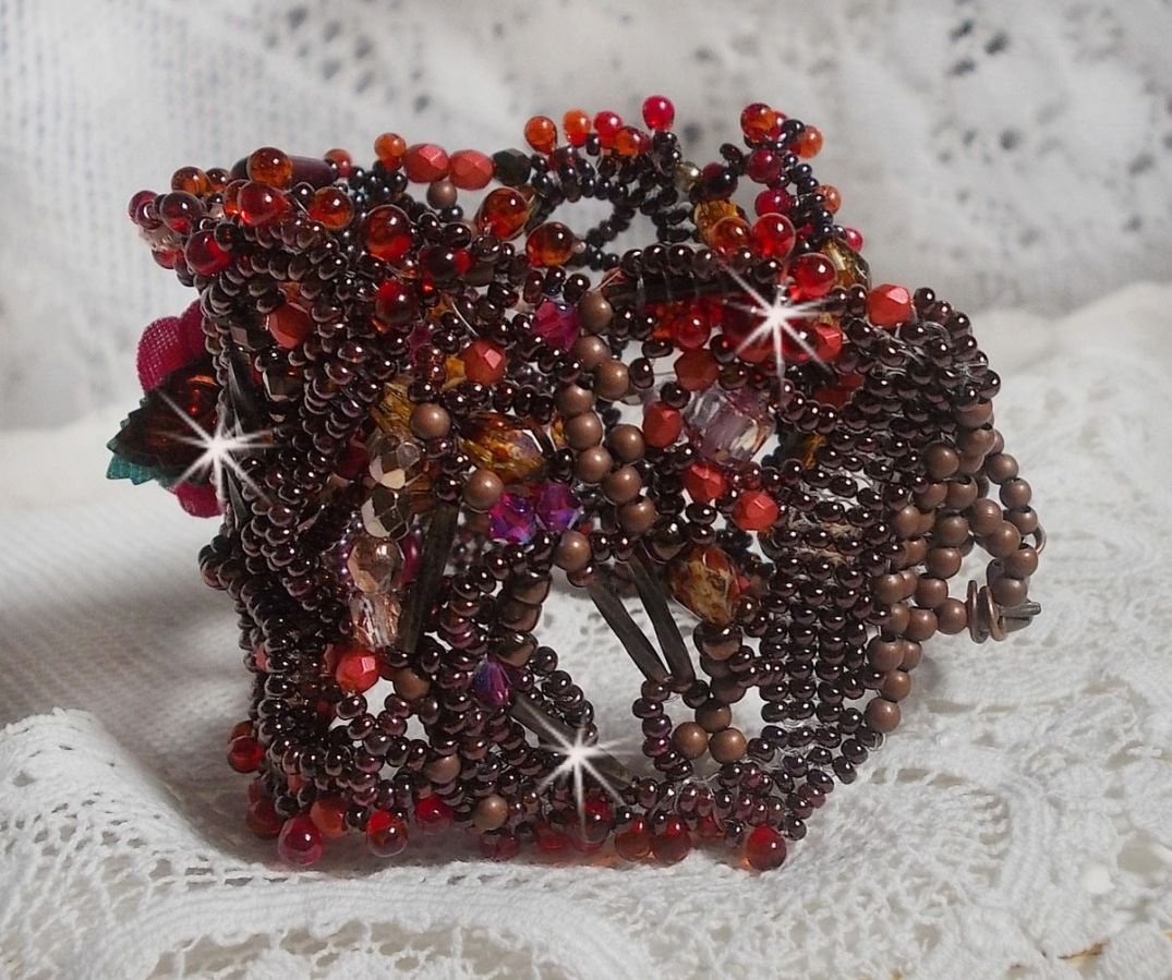 Belle Hélène armband helt i fröpärlor, tygblomma, ädelstenspärlor (gul/vit kalcit) och fröpärlor