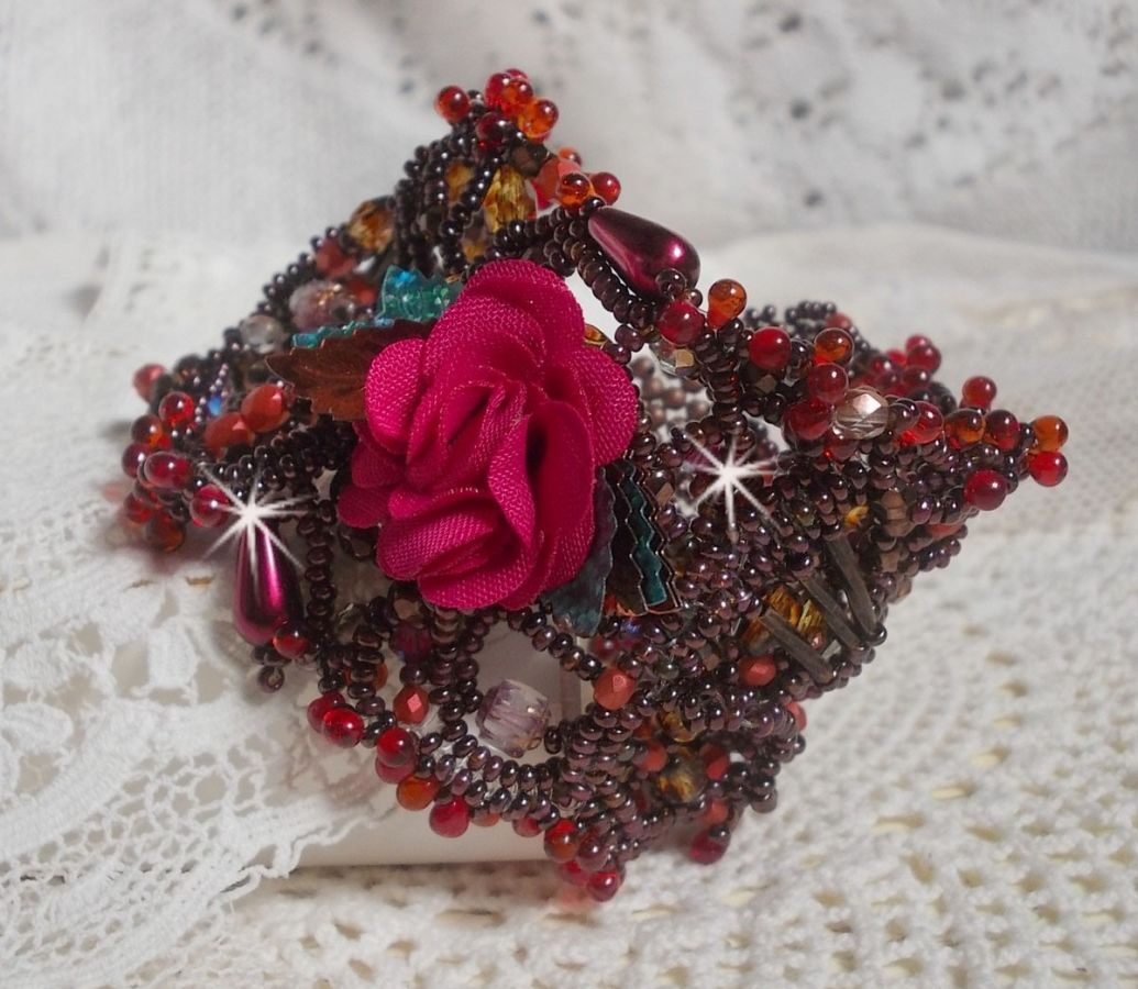 Belle Hélène armband helt i fröpärlor, tygblomma, ädelstenspärlor (gul/vit kalcit) och fröpärlor