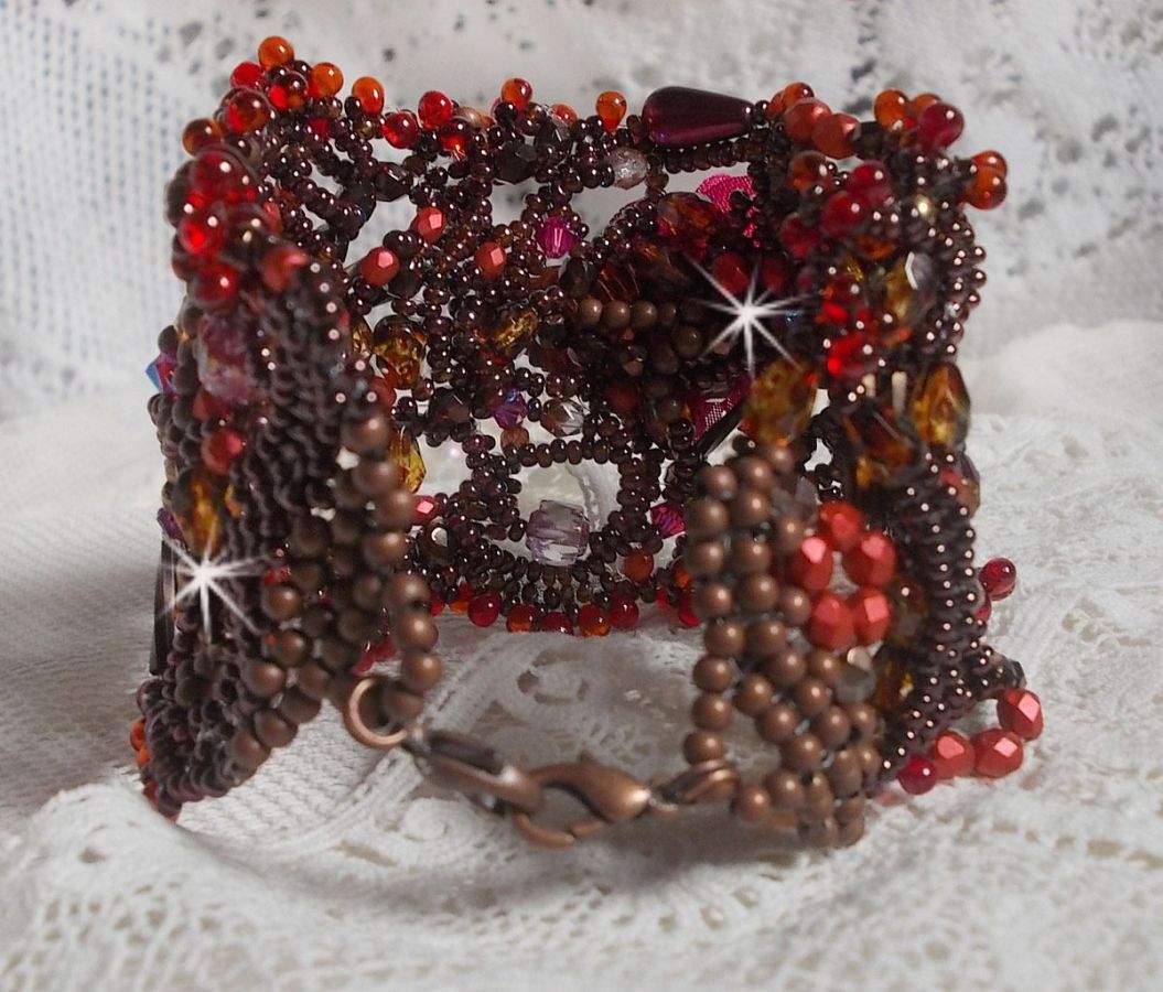 Belle Hélène armband helt i fröpärlor, tygblomma, ädelstenspärlor (gul/vit kalcit) och fröpärlor