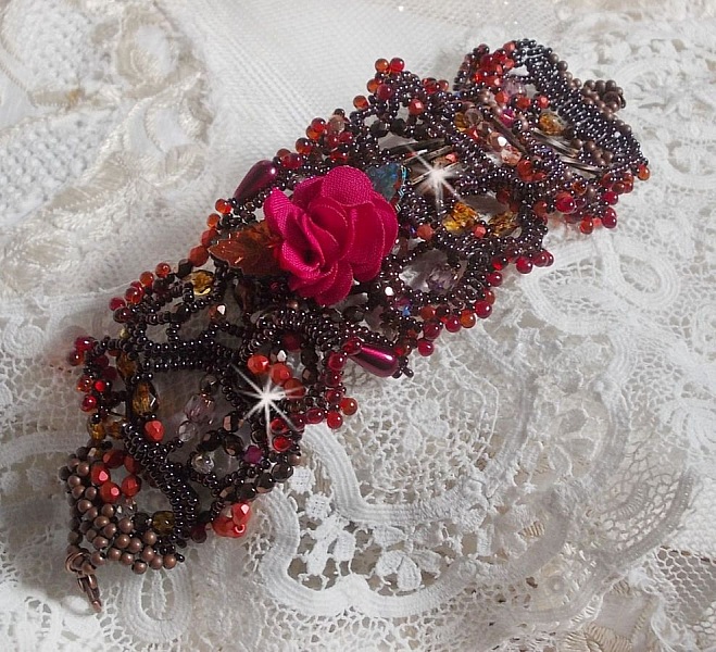 Belle H&eacute;l&egrave;ne armband helt i fr&ouml;p&auml;rlor, tygblomma, &auml;delstensp&auml;rlor (gul/vit kalcit) och fr&ouml;p&auml;rlor