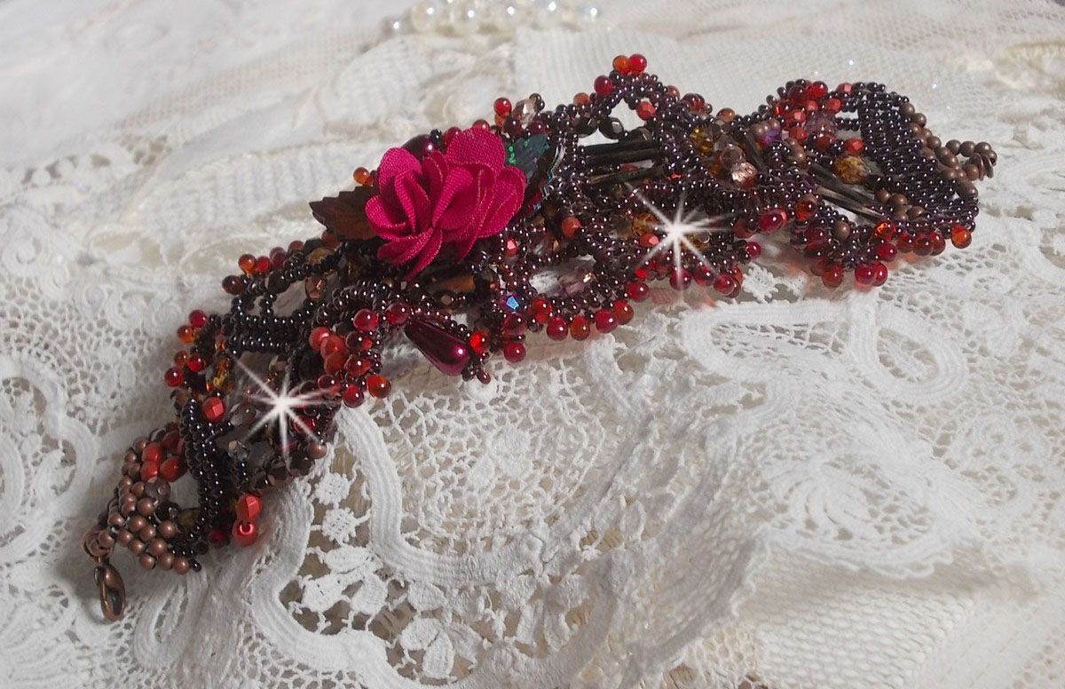 Belle Hélène armband helt i fröpärlor, tygblomma, ädelstenspärlor (gul/vit kalcit) och fröpärlor