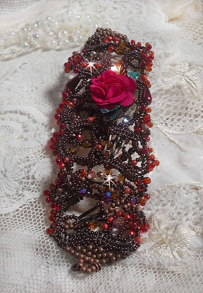 Belle H&eacute;l&egrave;ne armband helt i fr&ouml;p&auml;rlor, tygblomma, &auml;delstensp&auml;rlor (gul/vit kalcit) och fr&ouml;p&auml;rlor