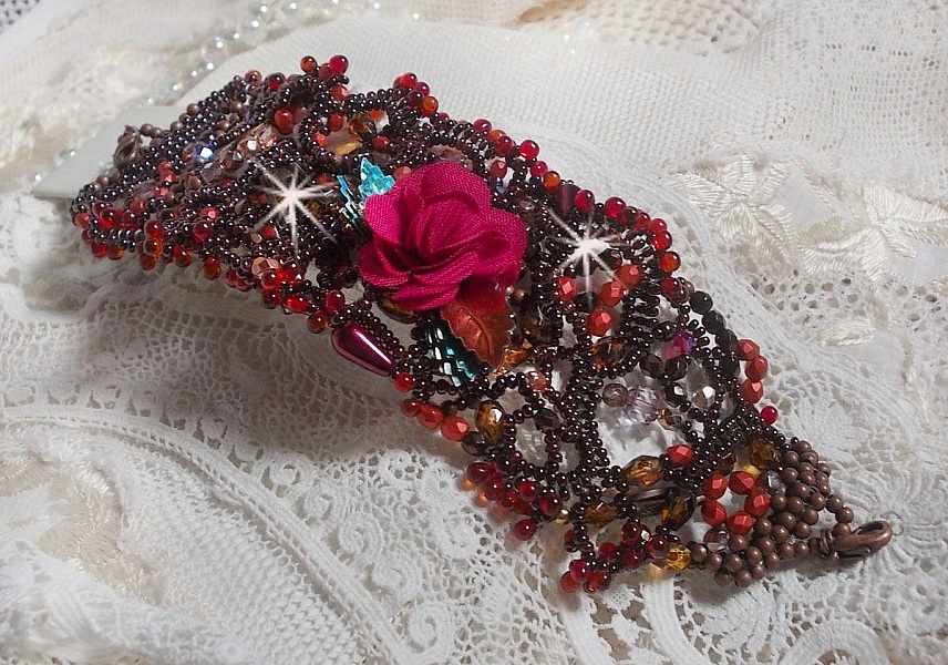 Belle H&eacute;l&egrave;ne armband helt i fr&ouml;p&auml;rlor, tygblomma, &auml;delstensp&auml;rlor (gul/vit kalcit) och fr&ouml;p&auml;rlor