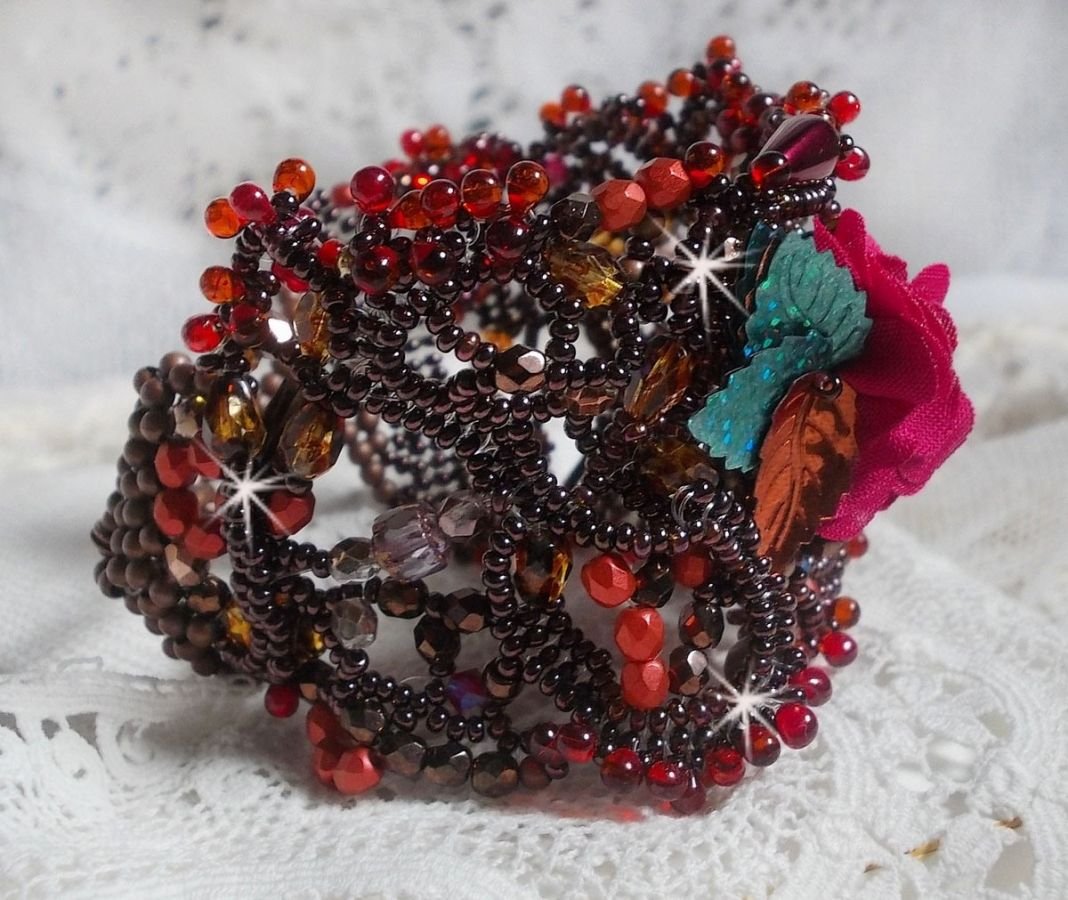Belle Hélène armband helt i fröpärlor, tygblomma, ädelstenspärlor (gul/vit kalcit) och fröpärlor