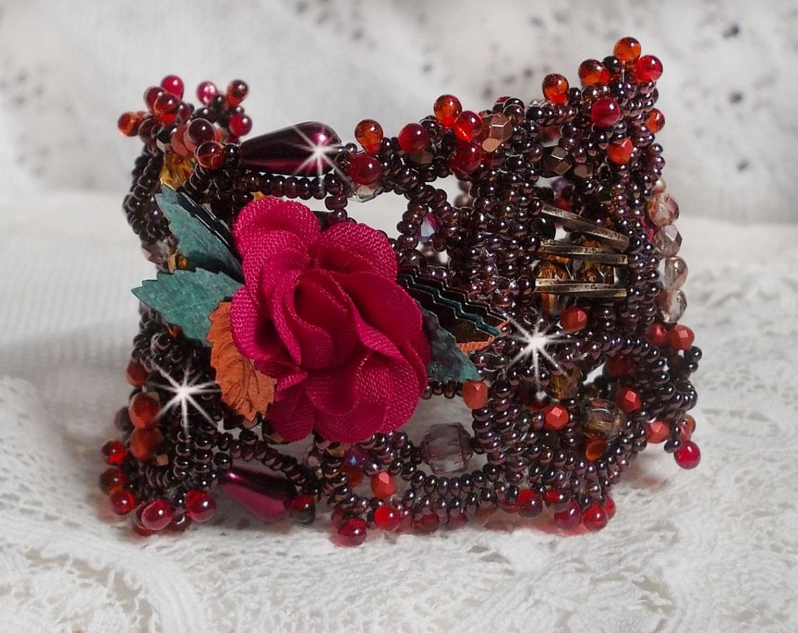 Belle Hélène armband helt i fröpärlor, tygblomma, ädelstenspärlor (gul/vit kalcit) och fröpärlor