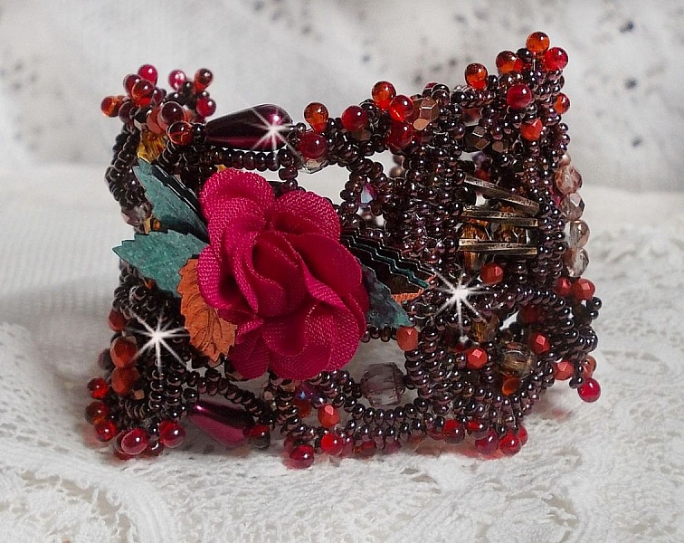 Belle H&eacute;l&egrave;ne armband helt i fr&ouml;p&auml;rlor, tygblomma, &auml;delstensp&auml;rlor (gul/vit kalcit) och fr&ouml;p&auml;rlor