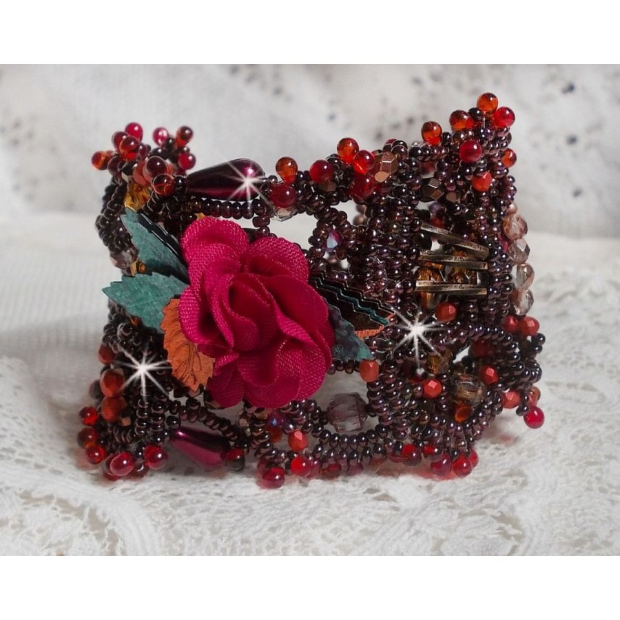Belle Hélène armband helt i fröpärlor, tygblomma, ädelstenspärlor (gul/vit kalcit) och fröpärlor