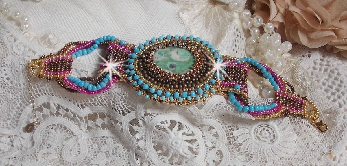 Cheyenne armband broderat med en ädelsten, en Fuchsite rubin med Miyuki fröpärlor och tjeckiska fröpärlor.