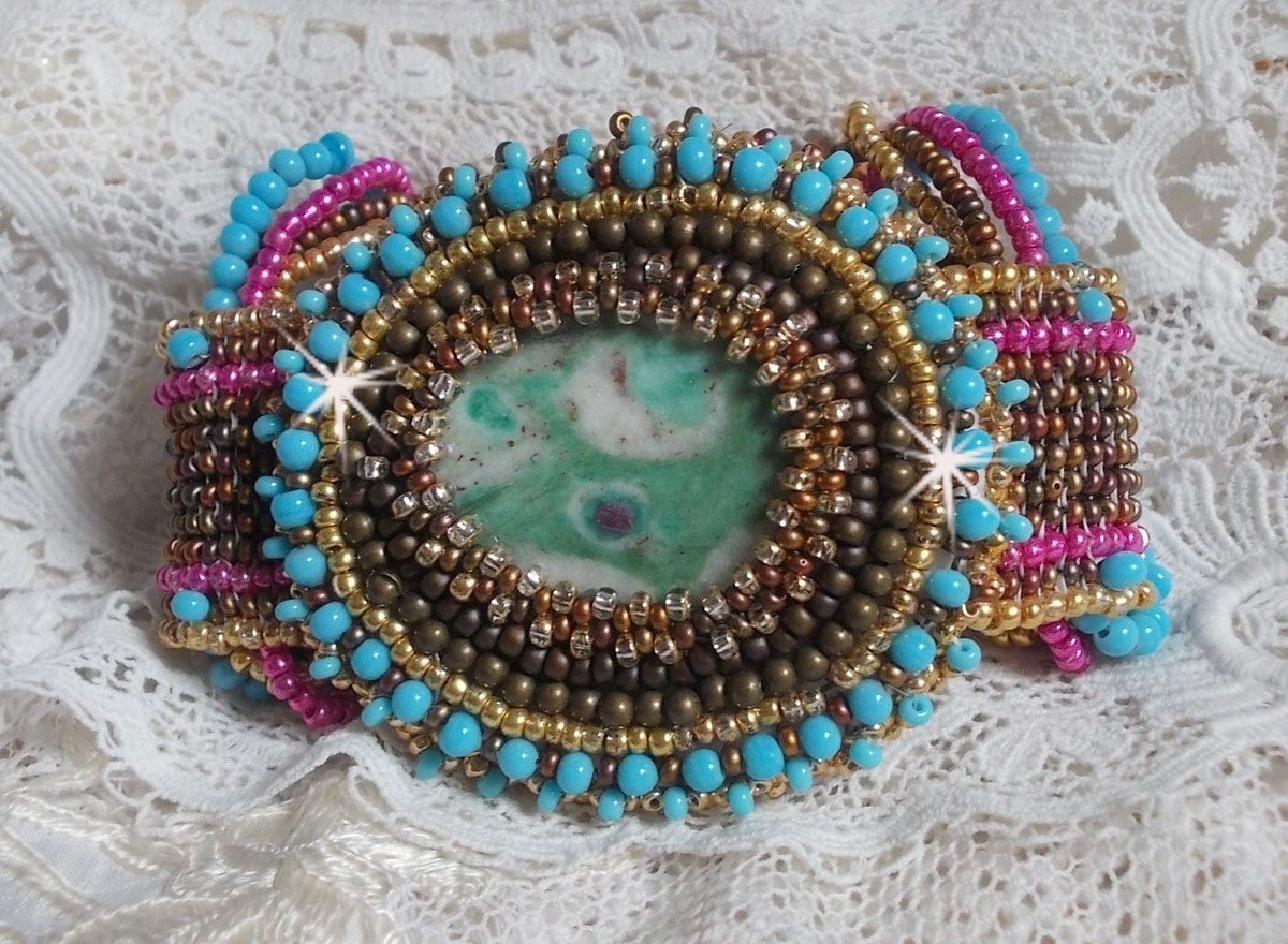 Cheyenne armband broderat med en ädelsten, en Fuchsite rubin med Miyuki fröpärlor och tjeckiska fröpärlor.