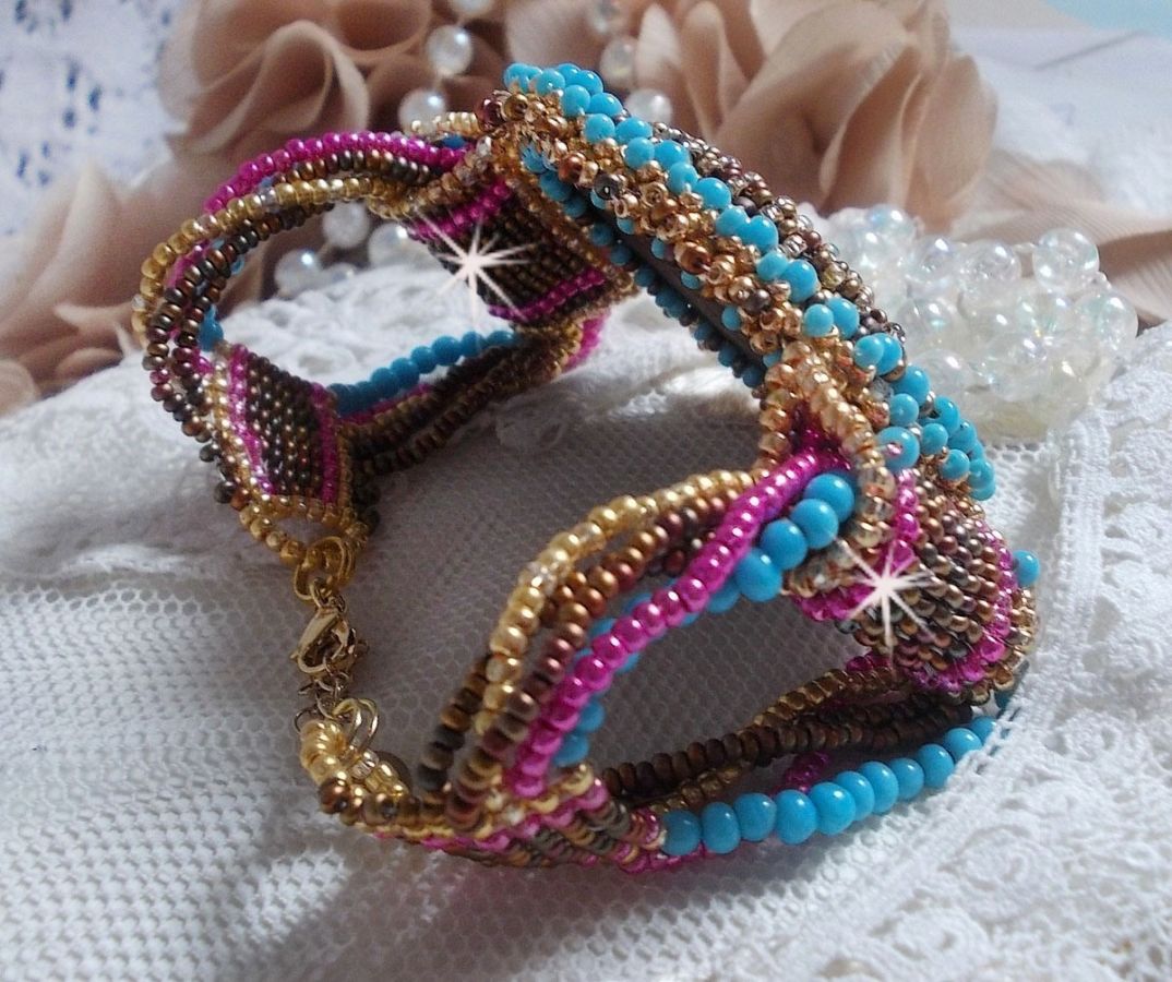 Cheyenne armband broderat med en ädelsten, en Fuchsite rubin med Miyuki fröpärlor och tjeckiska fröpärlor.
