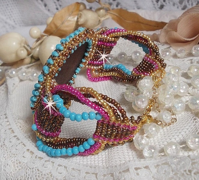 Cheyenne armband broderat med en &auml;delsten, en Fuchsite rubin med Miyuki fr&ouml;p&auml;rlor och tjeckiska fr&ouml;p&auml;rlor.