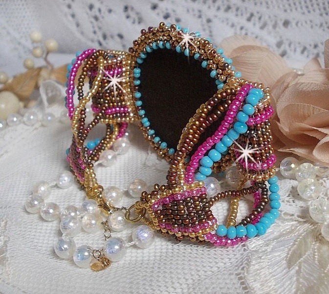 Cheyenne armband broderat med en &auml;delsten, en Fuchsite rubin med Miyuki fr&ouml;p&auml;rlor och tjeckiska fr&ouml;p&auml;rlor.