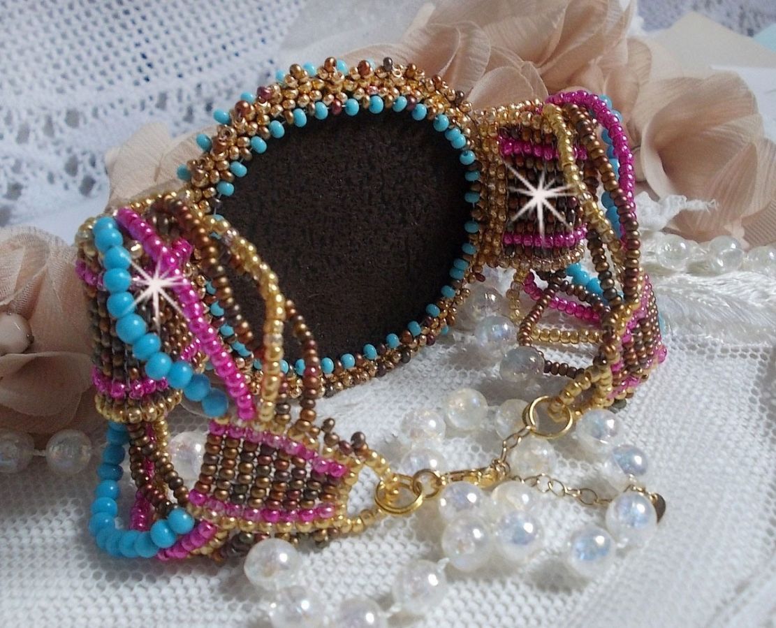 Cheyenne armband broderat med en ädelsten, en Fuchsite rubin med Miyuki fröpärlor och tjeckiska fröpärlor.
