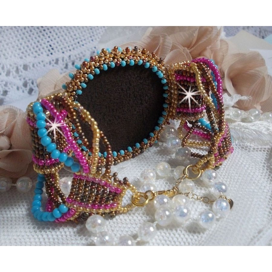 Cheyenne armband broderat med en ädelsten, en Fuchsite rubin med Miyuki fröpärlor och tjeckiska fröpärlor.