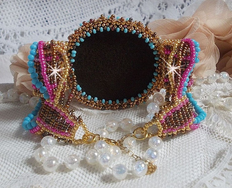 Cheyenne armband broderat med en &auml;delsten, en Fuchsite rubin med Miyuki fr&ouml;p&auml;rlor och tjeckiska fr&ouml;p&auml;rlor.