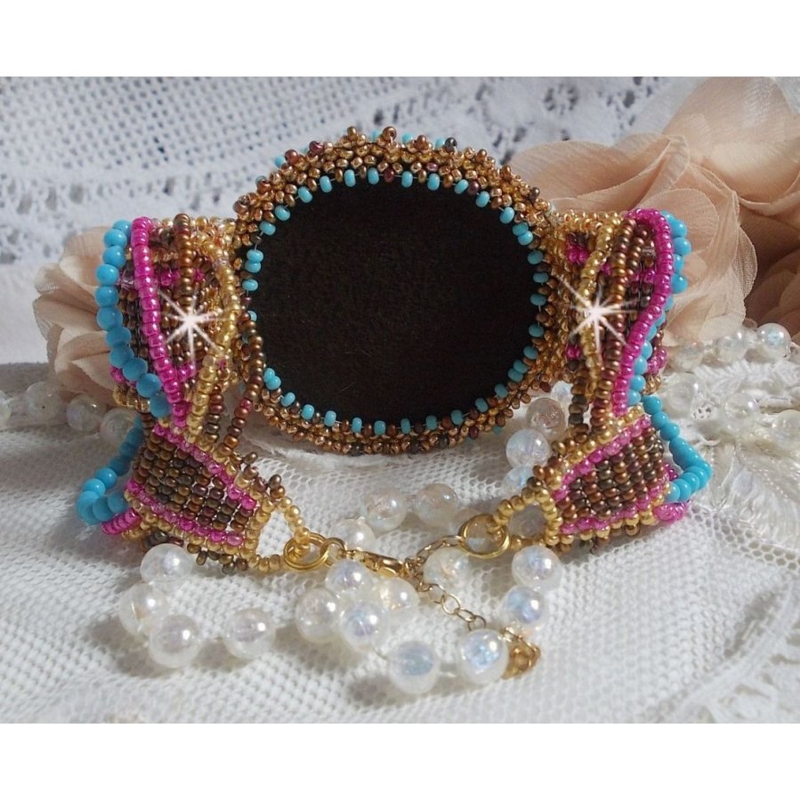 Cheyenne armband broderat med en ädelsten, en Fuchsite rubin med Miyuki fröpärlor och tjeckiska fröpärlor.
