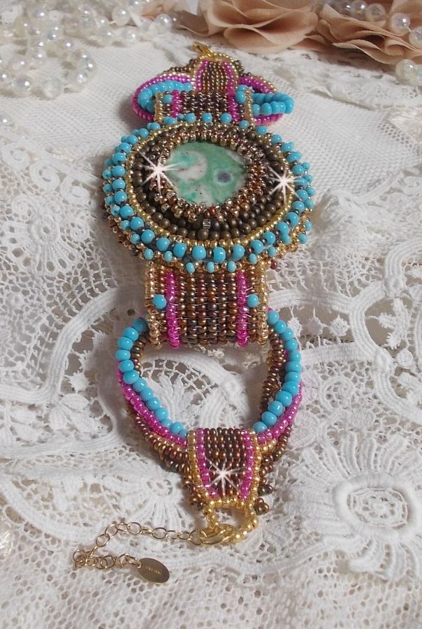 Cheyenne armband broderat med en ädelsten, en Fuchsite rubin med Miyuki fröpärlor och tjeckiska fröpärlor.