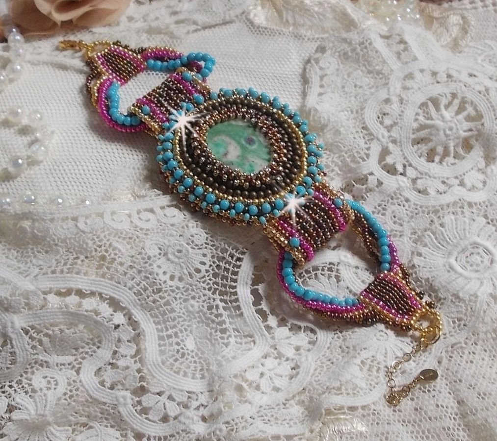 Cheyenne armband broderat med en ädelsten, en Fuchsite rubin med Miyuki fröpärlor och tjeckiska fröpärlor.