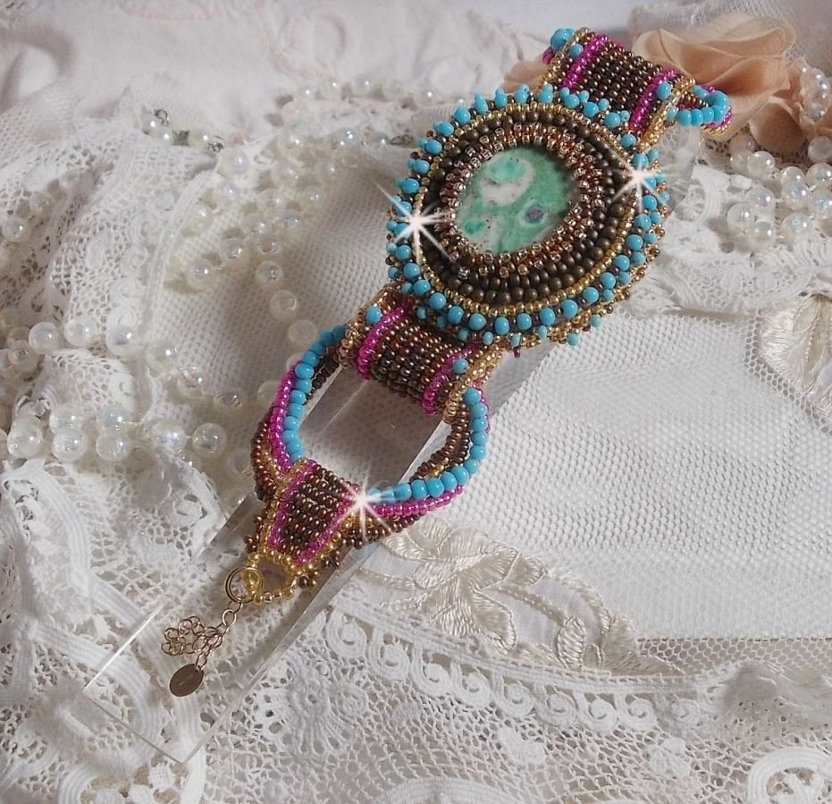 Cheyenne armband broderat med en ädelsten, en Fuchsite rubin med Miyuki fröpärlor och tjeckiska fröpärlor.