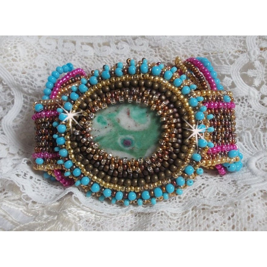 Cheyenne armband broderat med en ädelsten, en Fuchsite rubin med Miyuki fröpärlor och tjeckiska fröpärlor.