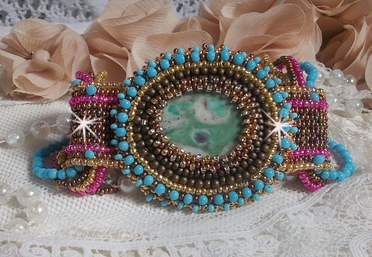 Cheyenne armband broderat med en ädelsten, en Fuchsite rubin med Miyuki fröpärlor och tjeckiska fröpärlor.