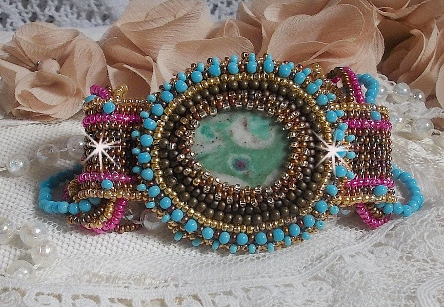 Cheyenne armband broderat med en &auml;delsten, en Fuchsite rubin med Miyuki fr&ouml;p&auml;rlor och tjeckiska fr&ouml;p&auml;rlor.